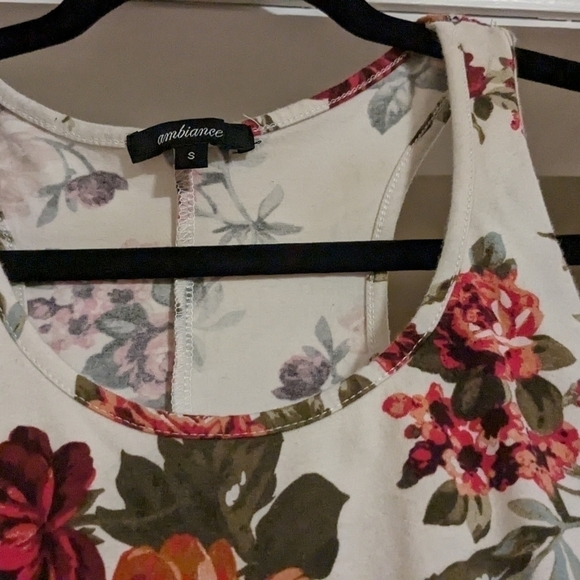 Summer Chic: Red & White Floral Tank Mini Dress (by, Ambiance) Size Small - Picture 5 of 11